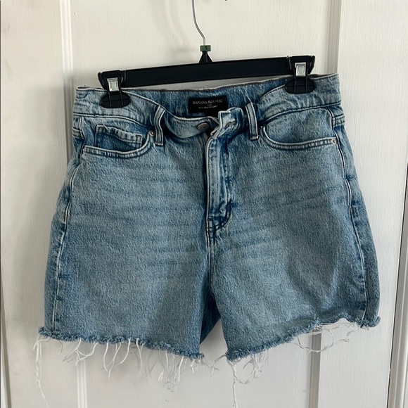 Banana Republic Girlfriend Frayed Denim Jean Shorts Size 6​ - Picture 2 of 7